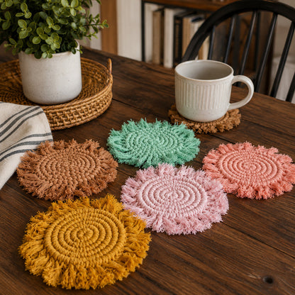 Sous-verres tressés à pompons pastel