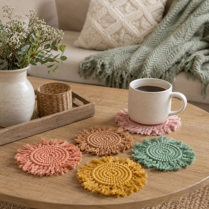 Sous-verres tressés à pompons pastel