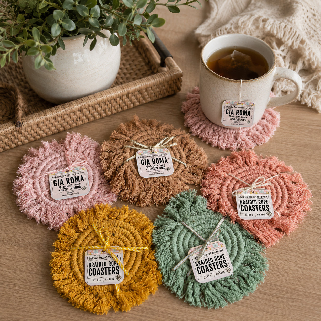 Sous-verres tressés à pompons pastel