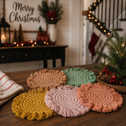 Sous-verres tressés à pompons pastel