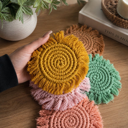 Sous-verres tressés à pompons pastel
