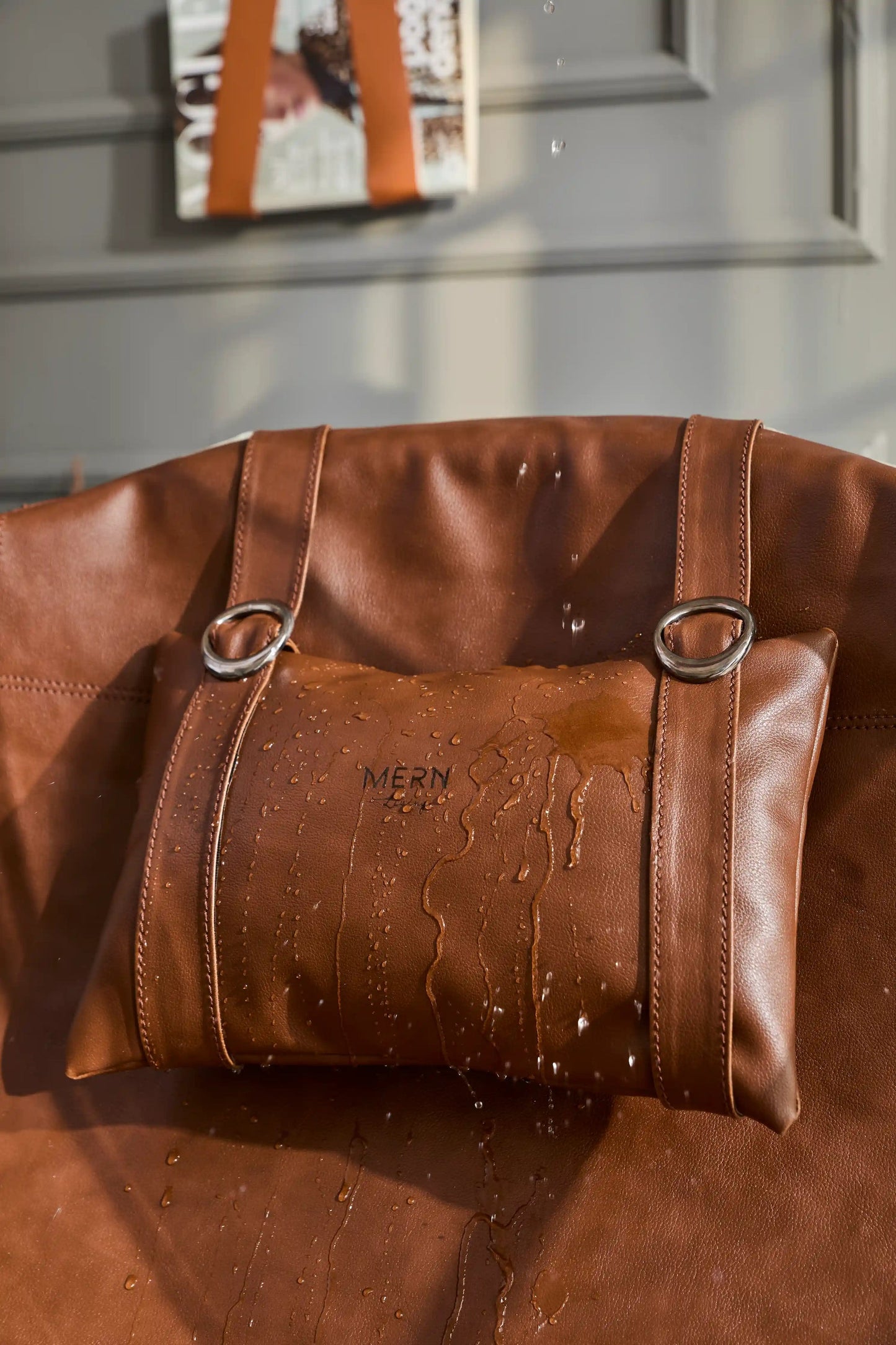 Silla plegable de piel sintética con estructura de metal marrón