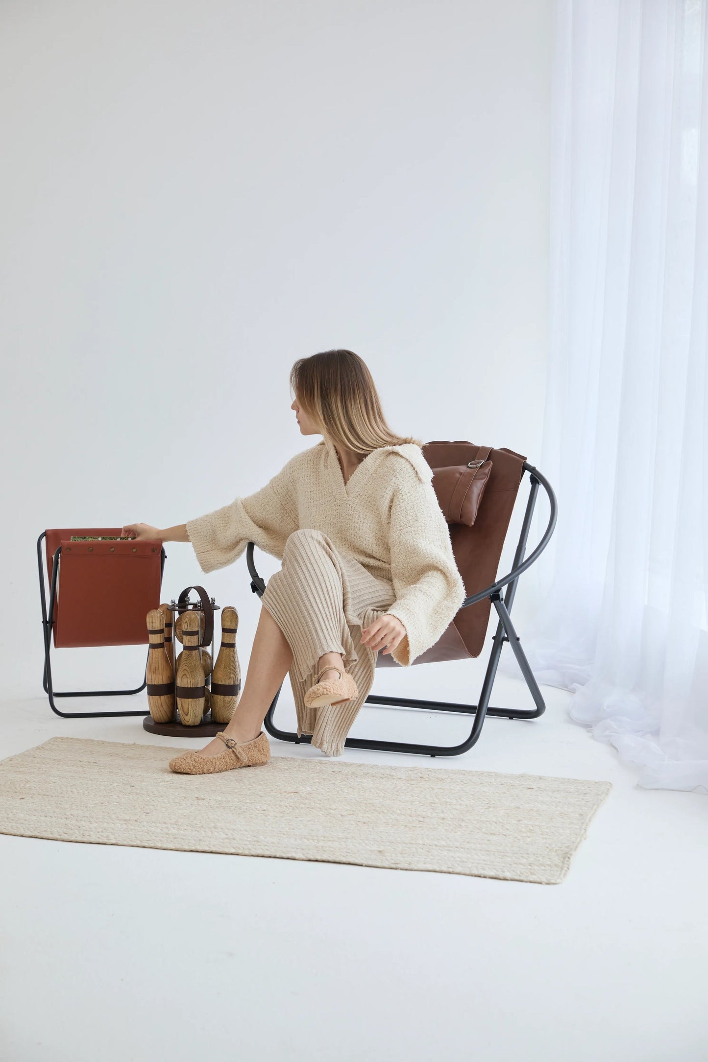 Silla plegable de piel sintética con estructura de metal marrón