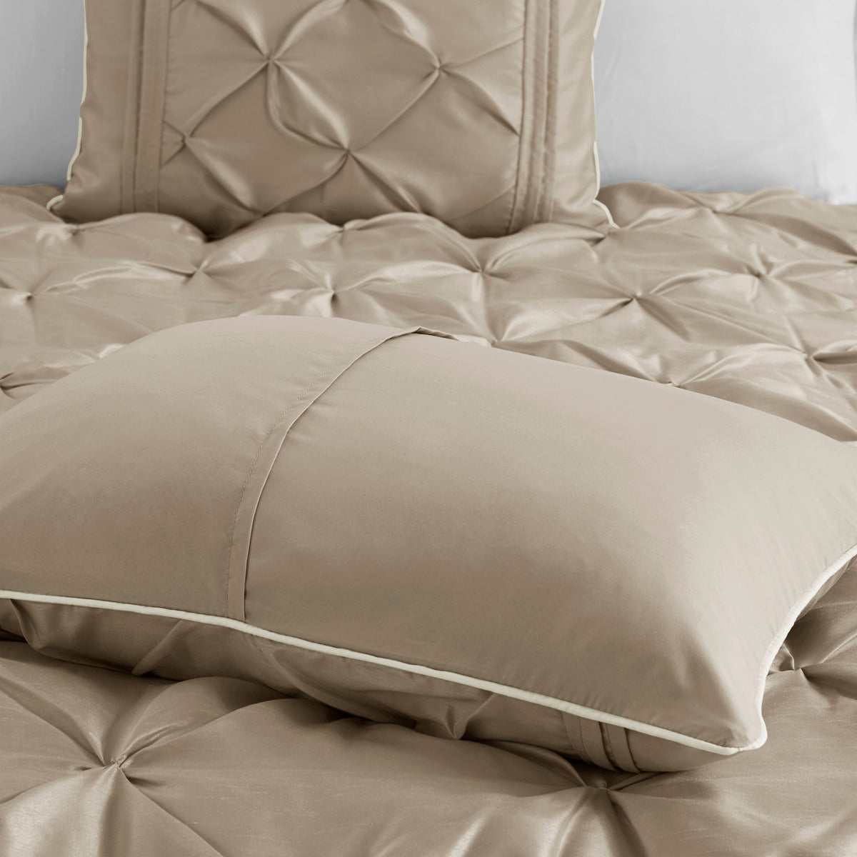 Elegant 7 Piece Tufted Comforter Set For A Queen