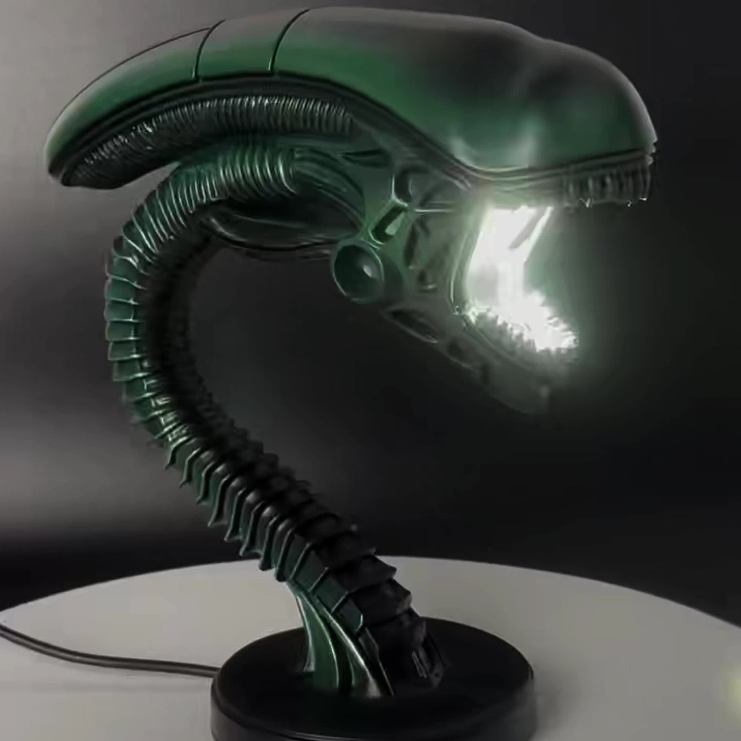 USB Alien Head Lamp – Sci-Fi Resin Desk Light for Bedroom, Office & Halloween Decor