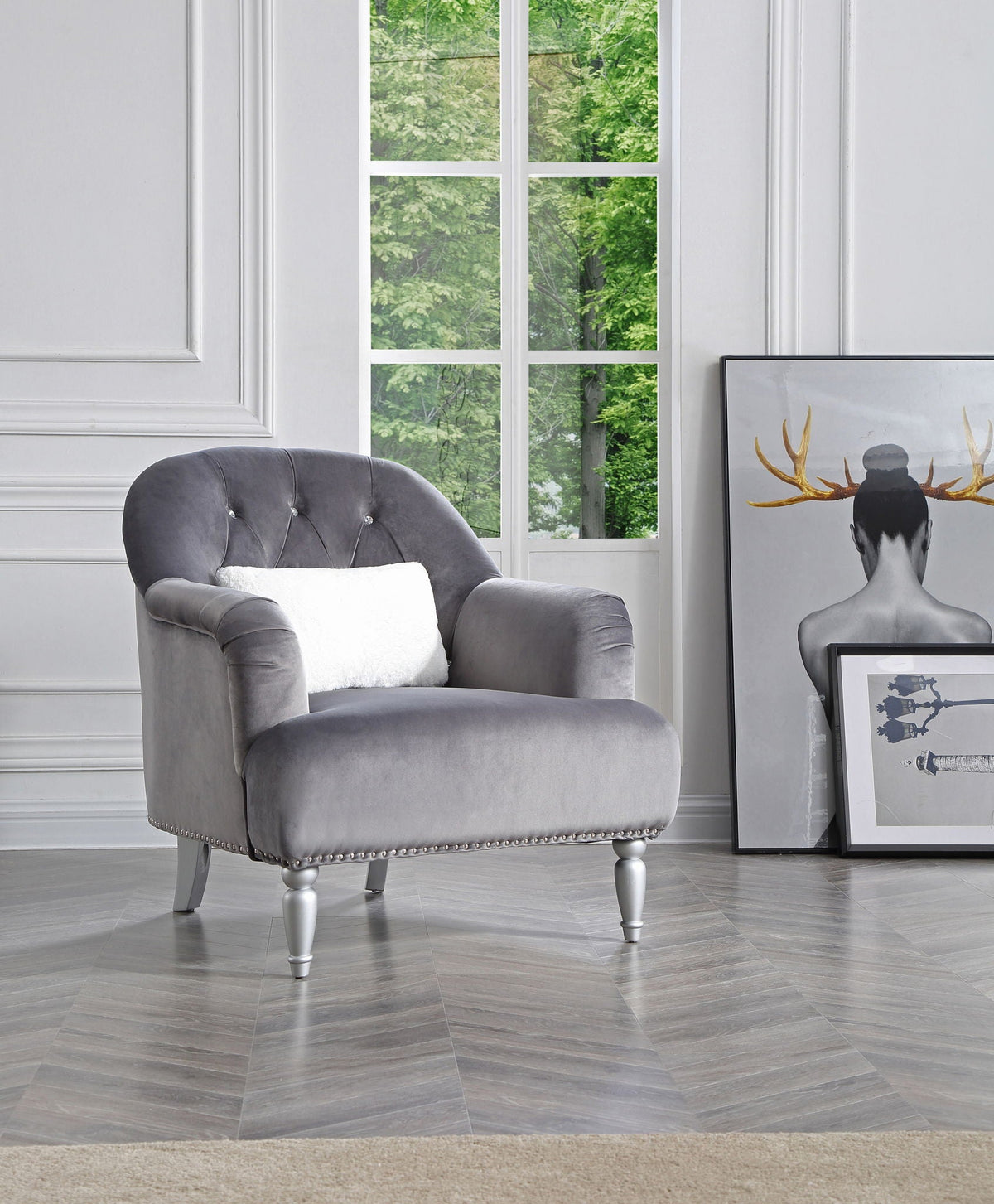 Elegant Traditional Armchair with Nailhead Trim