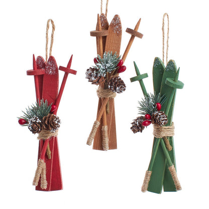 Esquís de madera con adorno navideño -