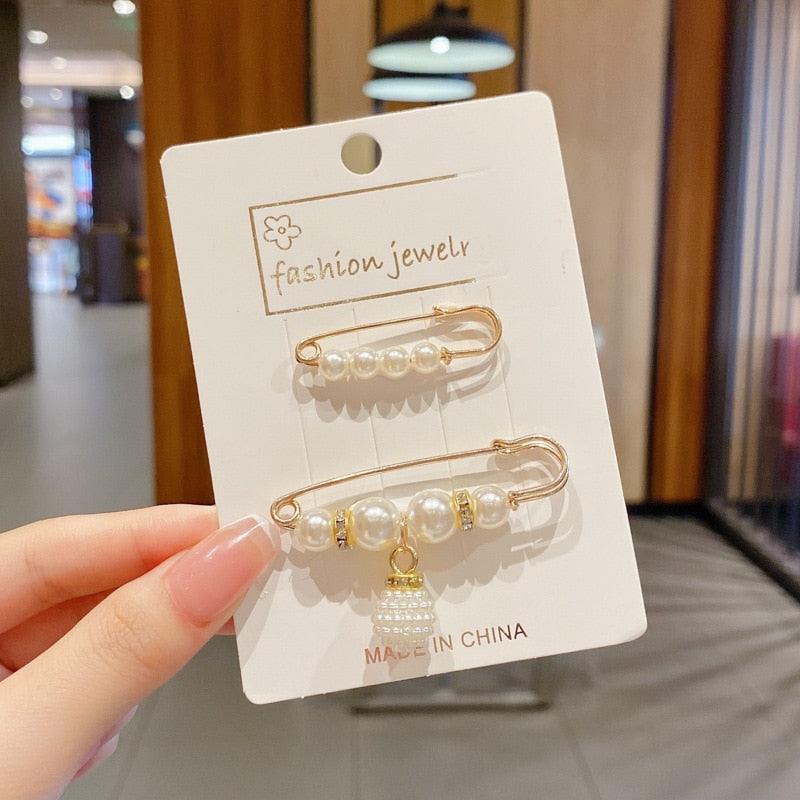 Stevvex pearl hairpins set, two gold-tone pins with white pearls and a dangling charm on a card on Tampa Home & Garden Store
