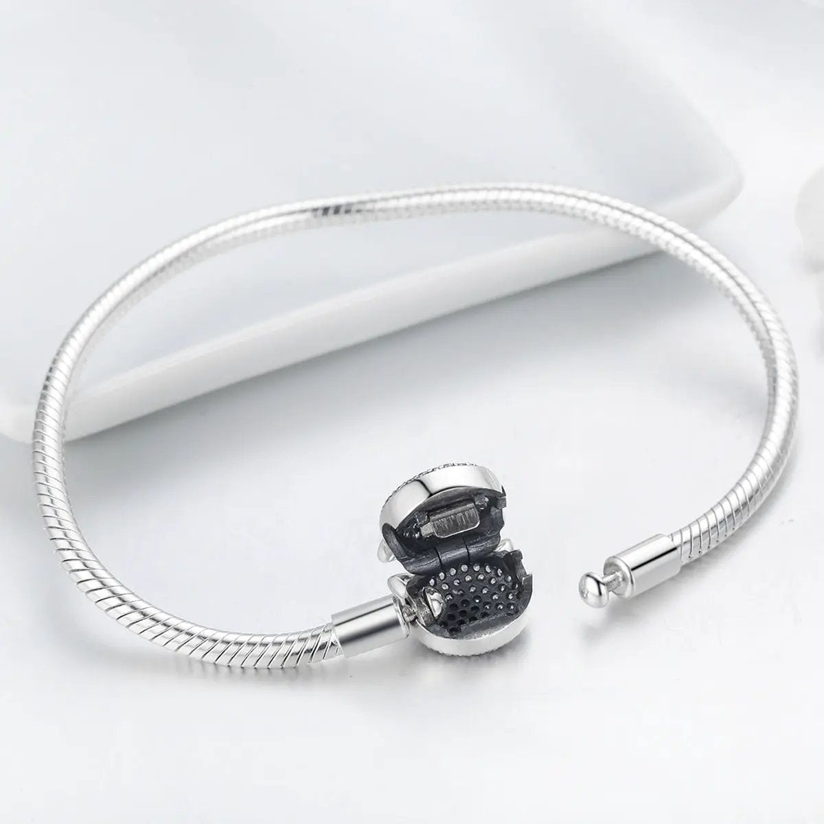 Bracelet: 925 sterling silver with cat head charm, snake chain, 17cm, Bids.com on Tampa Home & Garden Store