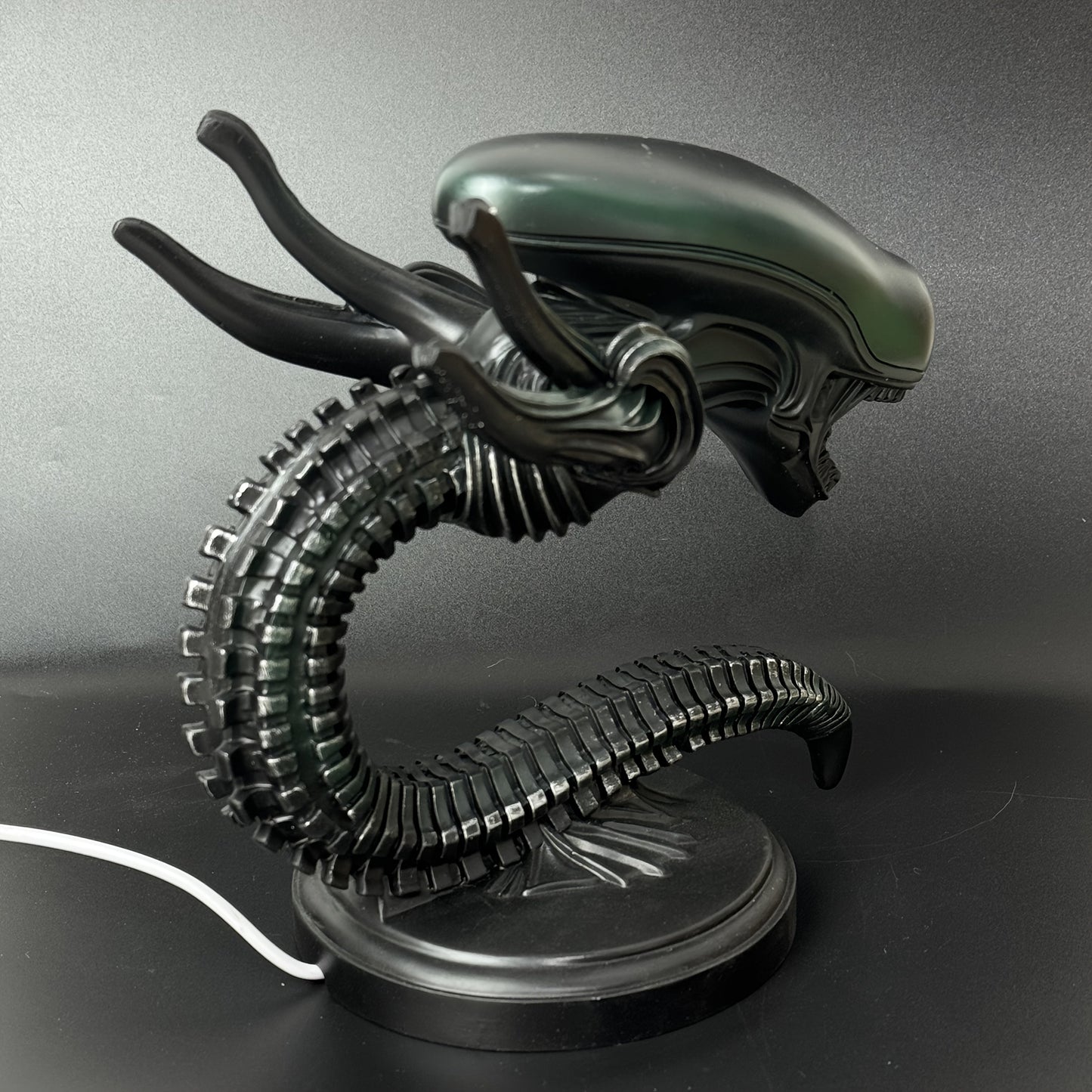 USB Alien Head Lamp – Sci-Fi Resin Desk Light for Bedroom, Office & Halloween Decor