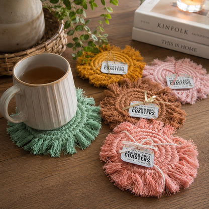 Sous-verres tressés à pompons pastel