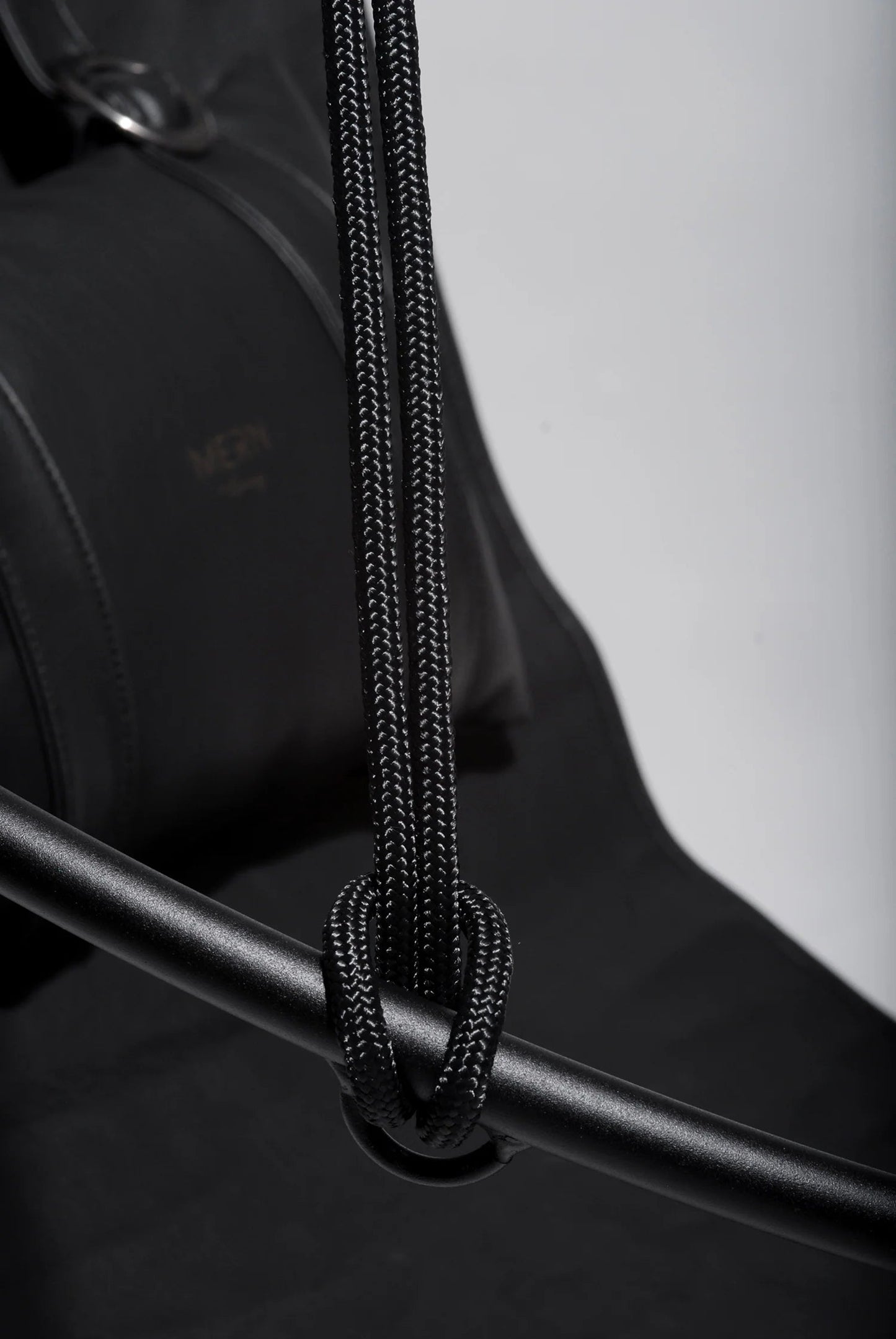 Silla colgante redonda de piel sintética negra