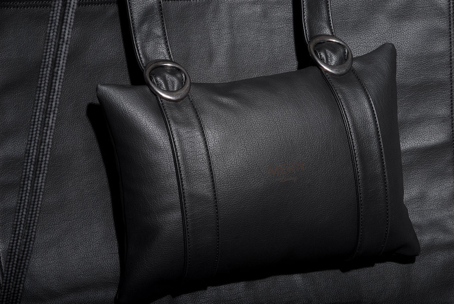 Silla colgante redonda de piel sintética negra