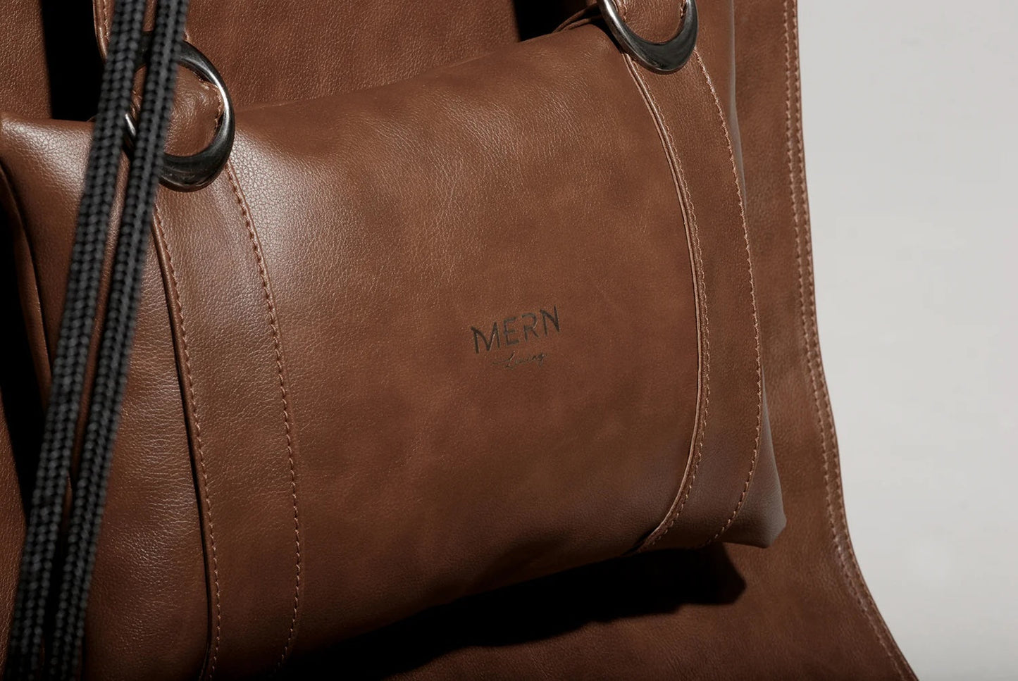 Silla colgante redonda de piel sintética marrón