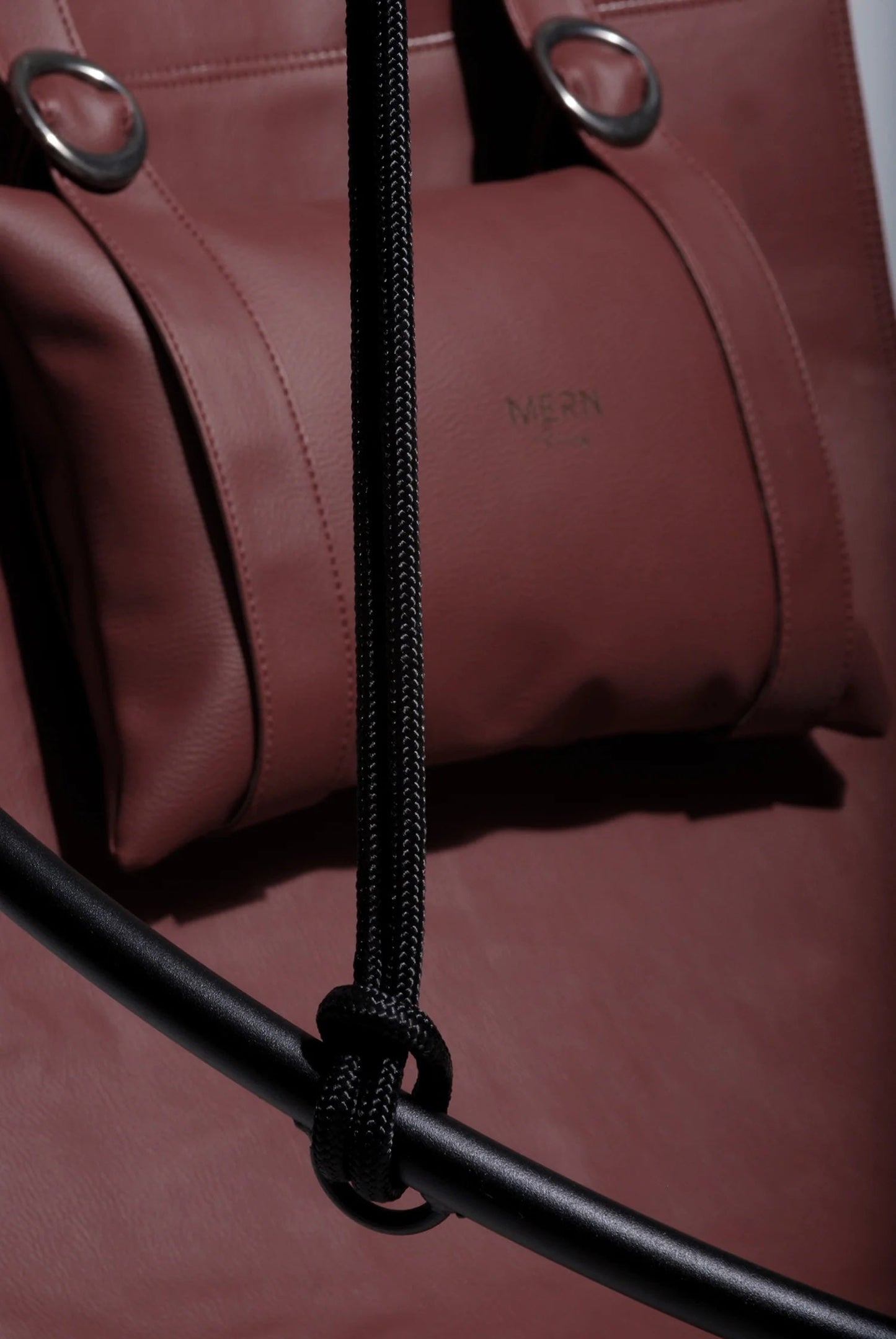 Silla colgante redonda de piel sintética color burdeos