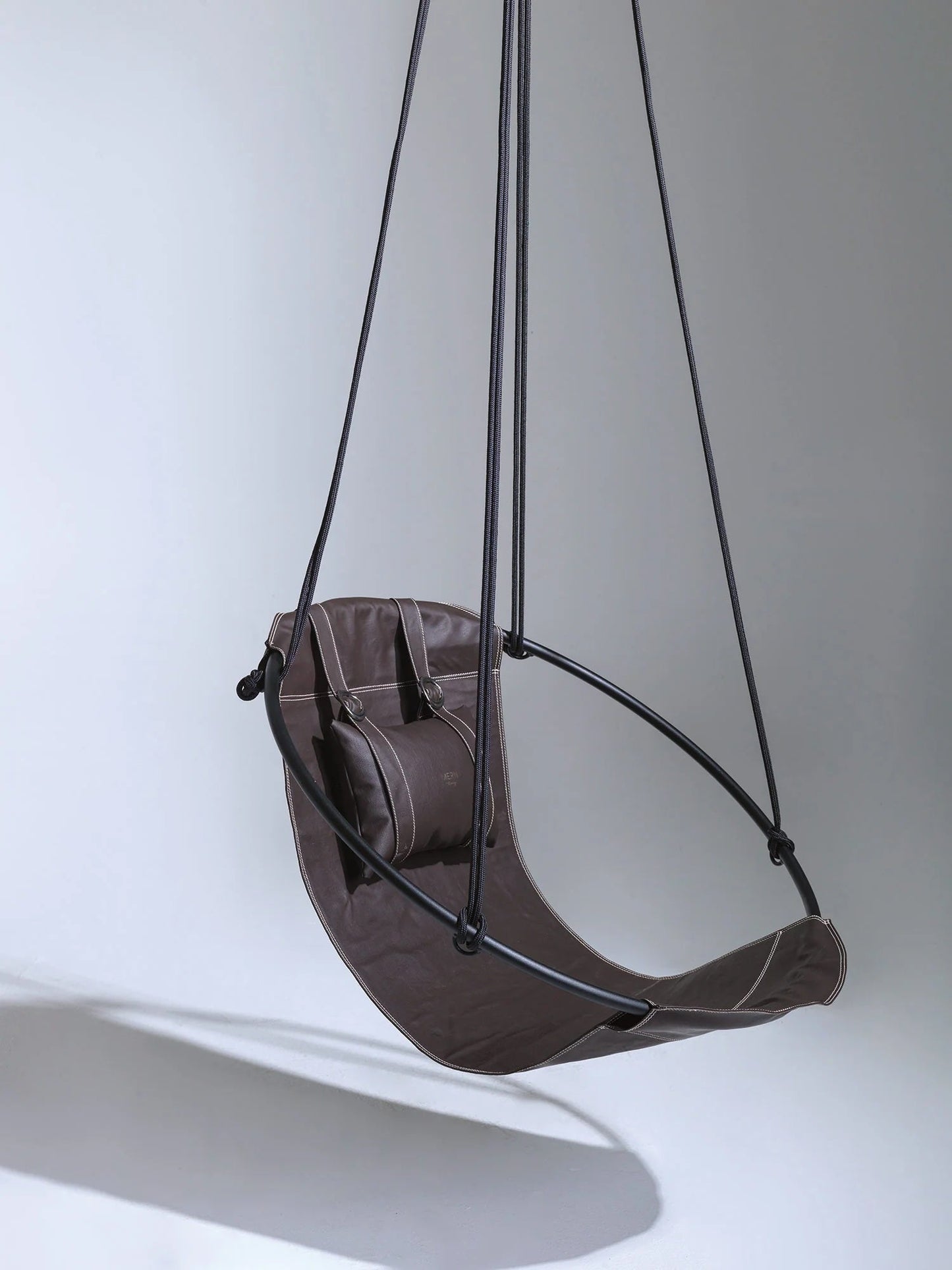 Silla colgante redonda de piel sintética color marrón oscuro