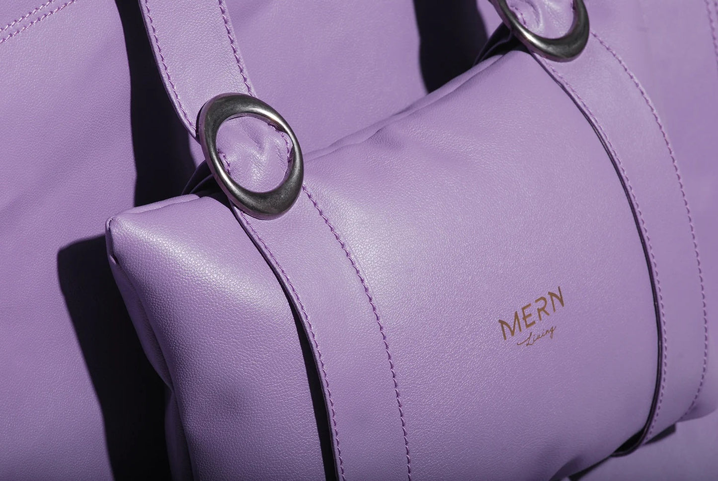 Fauteuil suspendu rond en similicuir lilas