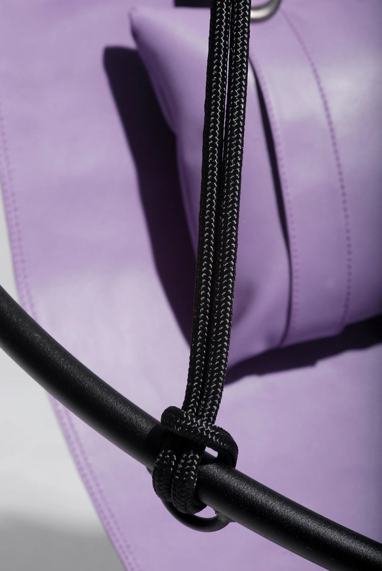 Fauteuil suspendu rond en similicuir lilas