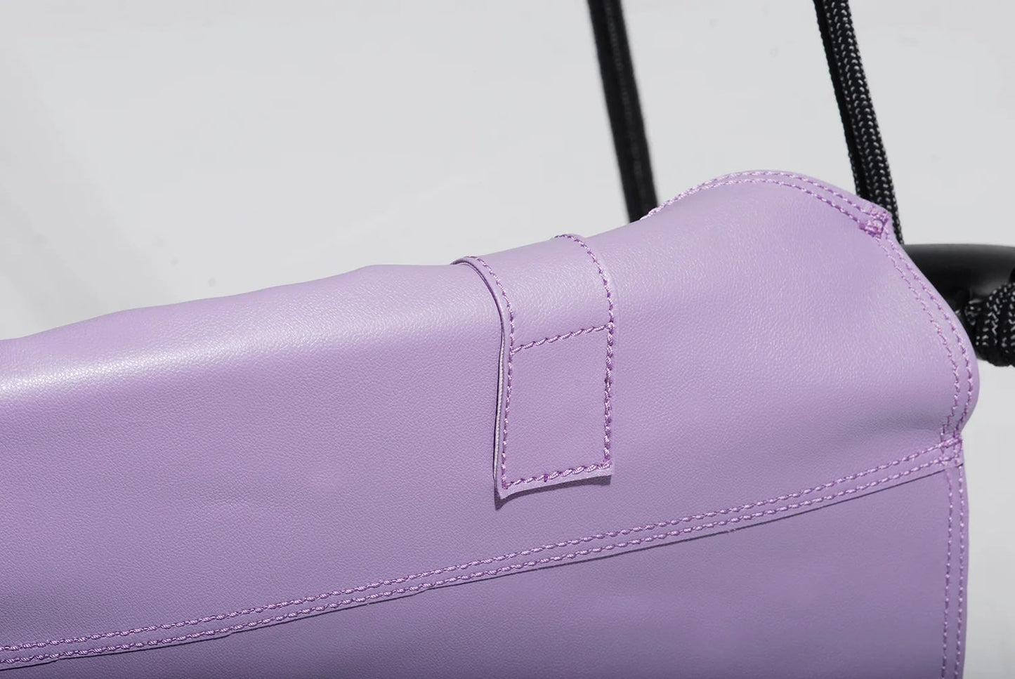 Fauteuil suspendu rond en similicuir lilas