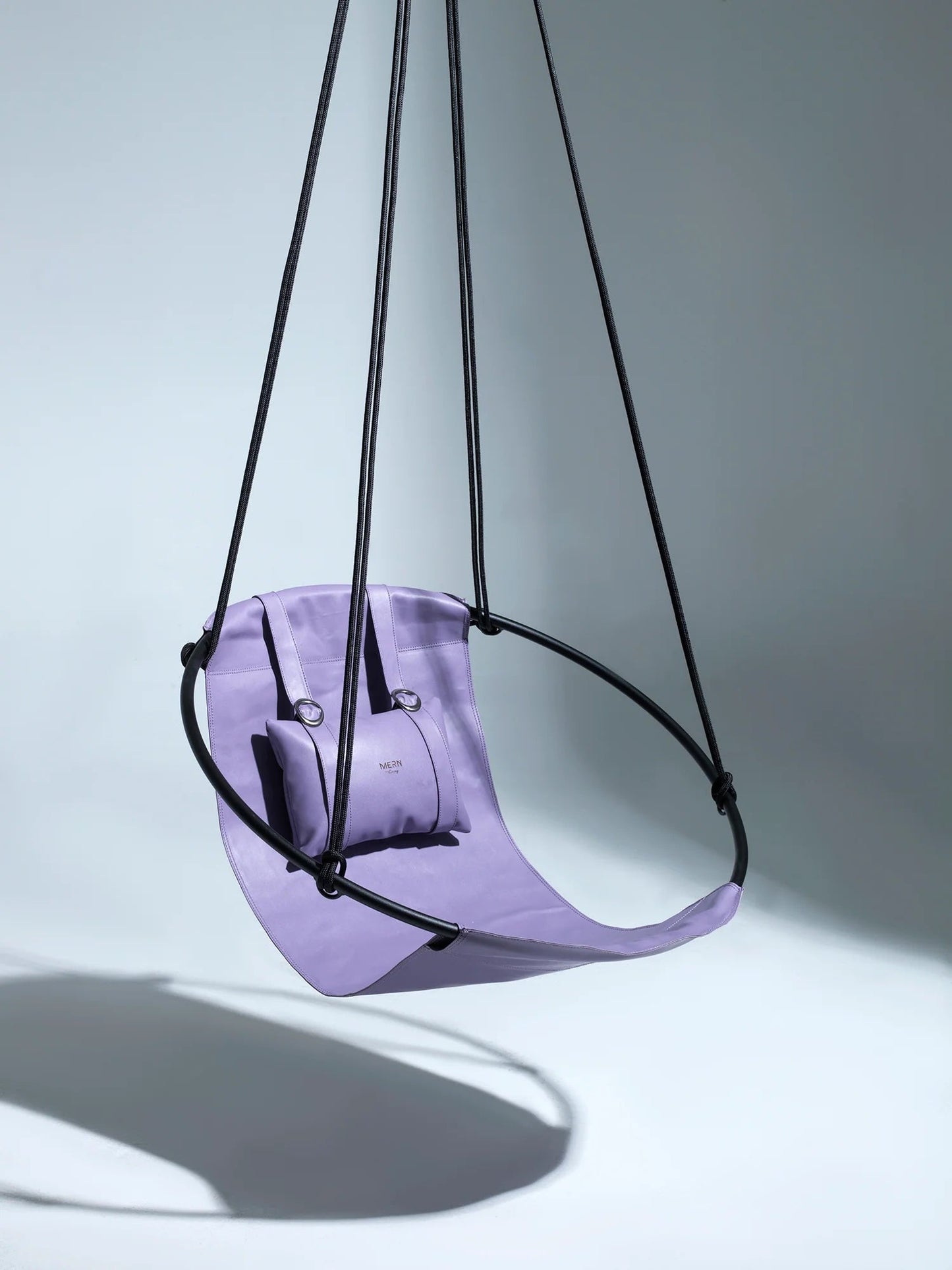 Fauteuil suspendu rond en similicuir lilas
