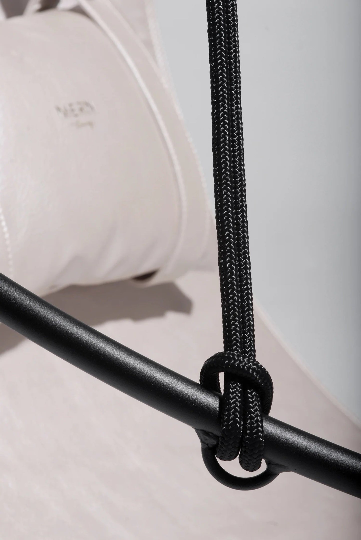 Silla colgante redonda de piel sintética color perla