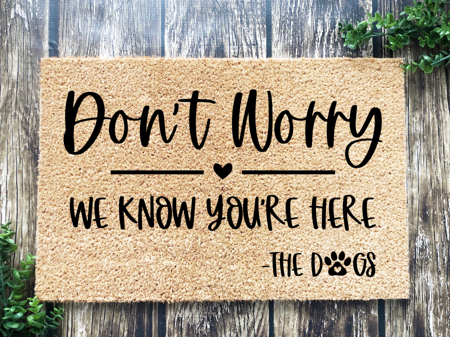 Felpudo divertido, felpudo de fibra de coco, felpudo de bienvenida, regalo de inauguración de la casa, no te preocupes, sabemos que estás aquí - Felpudo para perros, felpudo para la puerta de entrada, felpudo, regalo para nuevos propietarios DECOE-CM-126