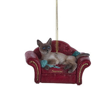 Décoration Chat sur canapé rouge -