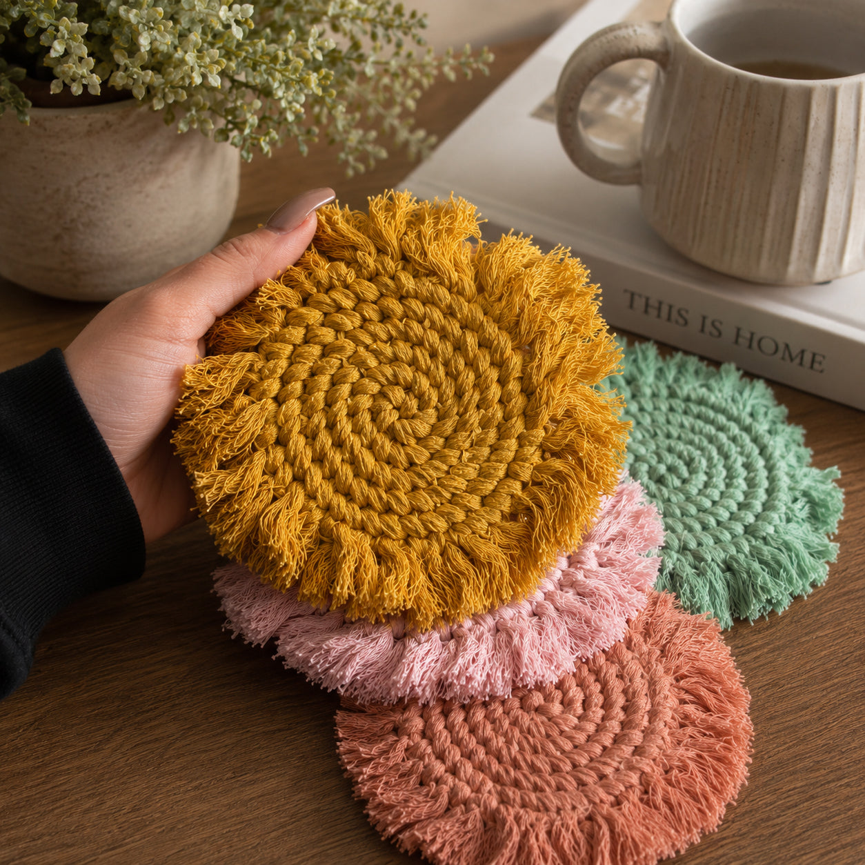 Sous-verres tressés à pompons pastel