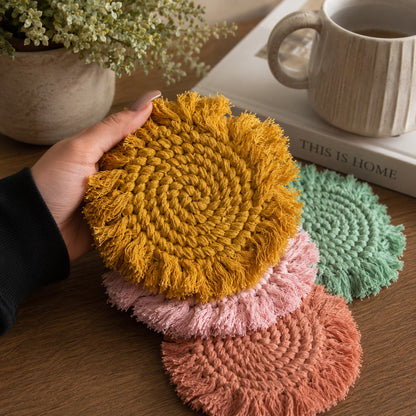 Sous-verres tressés à pompons pastel