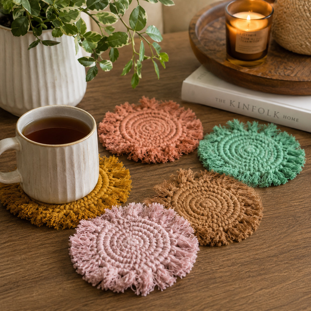 Sous-verres tressés à pompons pastel