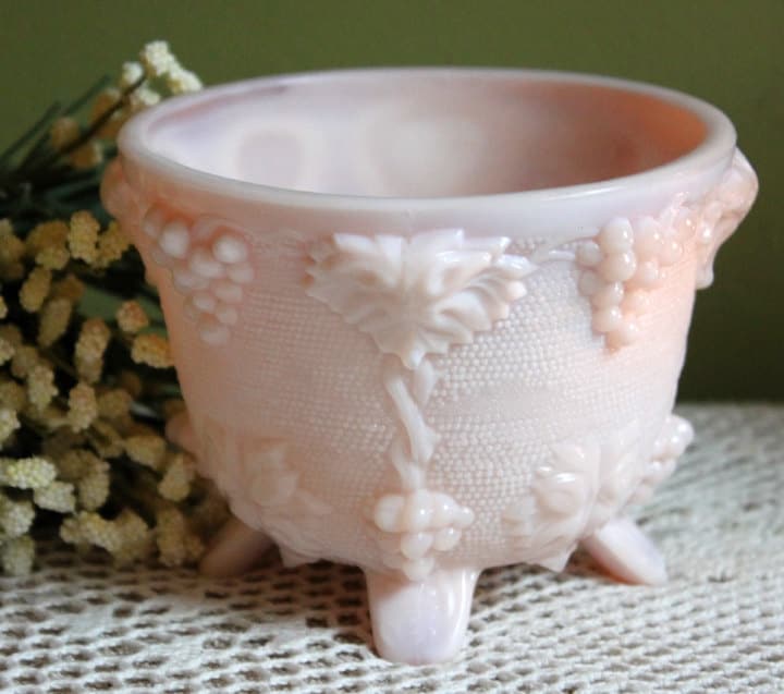 Frutero rosa con base de vidrio lechoso. Diseño moderno de colcha en el exterior. Diseño floral en el interior.