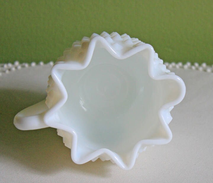 Jarra de leche o salsera pequeña. Fuente de clavos. Jarra de leche o salsera con borde festoneado. Alta cocina. Objetos de colección.