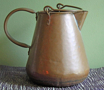 Cafetière ancienne en cuivre et étain. Modèle Manning Bowman avec couvercle, bec et anse ornés. Accessoire de cinéma ou de photographie.