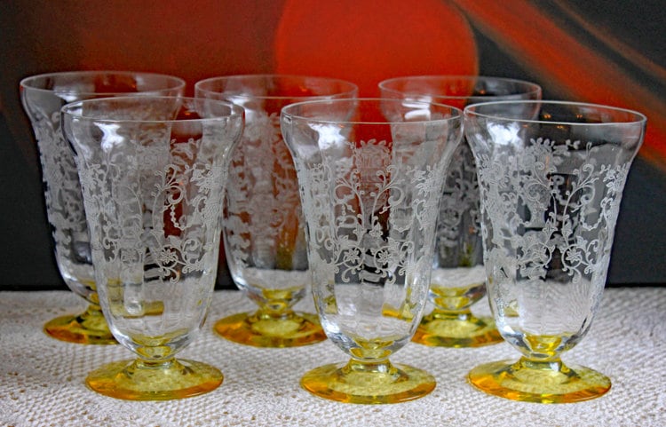 Cristal Fostoria vintage color topacio, alto, color clarete. Copas de color amarillo claro. Juego de dos copas con base dorada. Alta cocina.