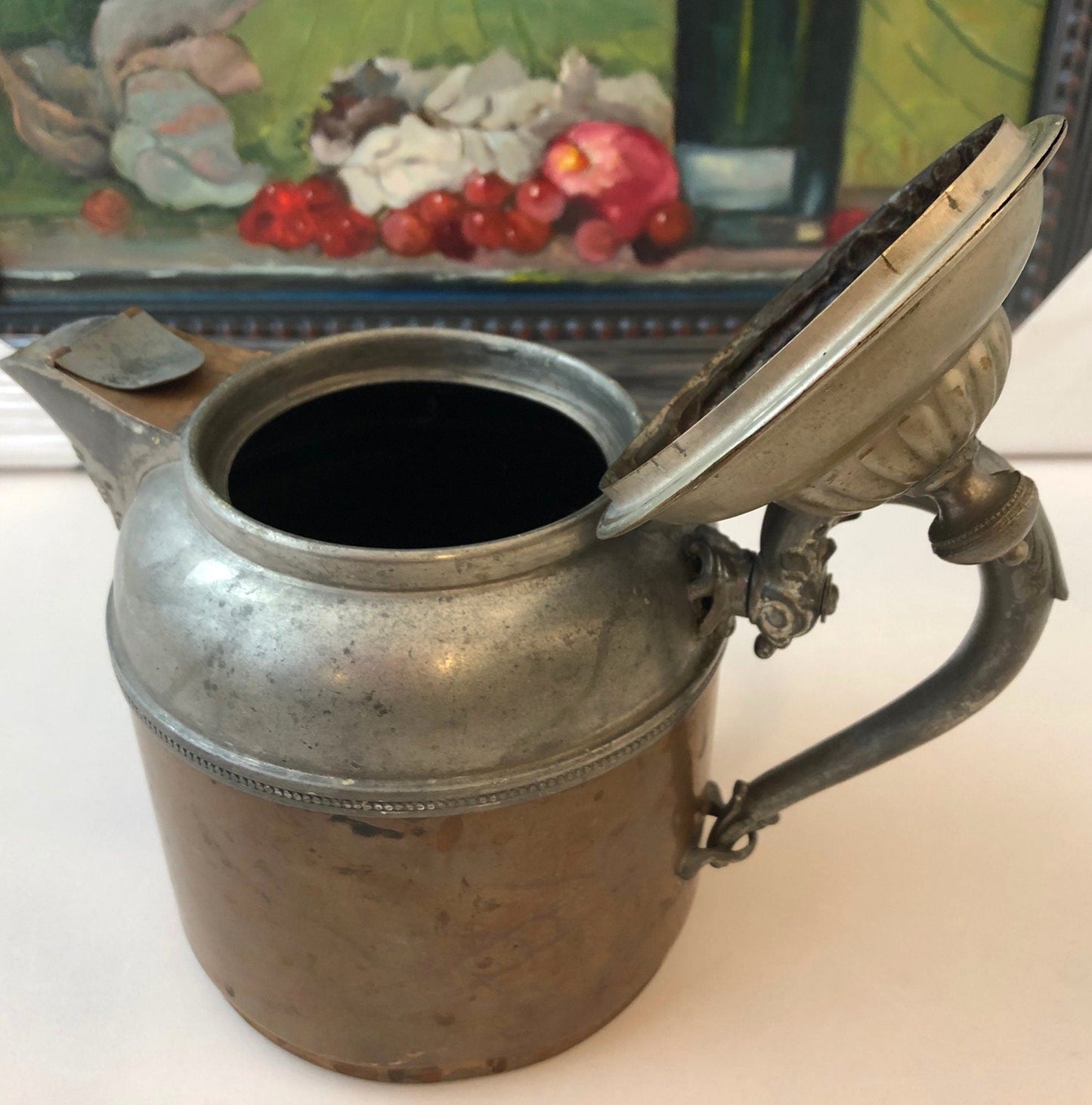 Cafetière ancienne en cuivre et étain. Modèle Manning Bowman avec couvercle, bec et anse ornés. Accessoire de cinéma ou de photographie.