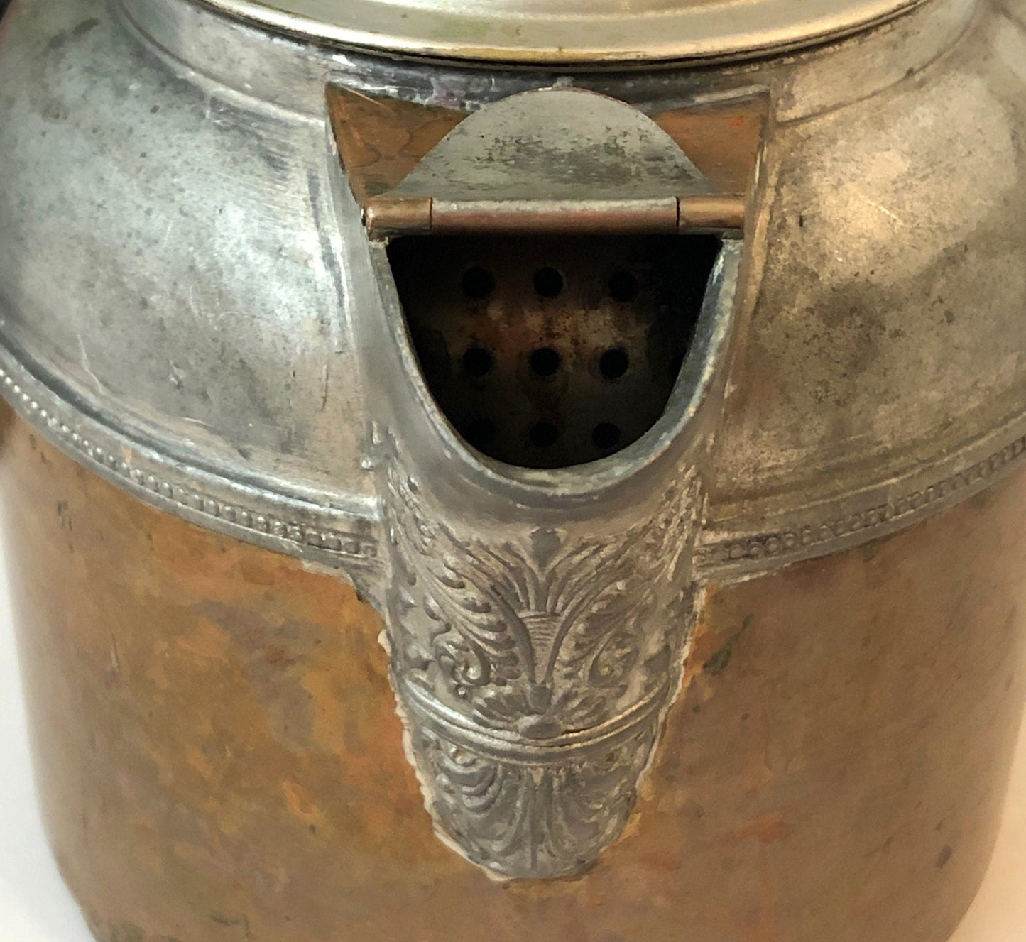 Cafetière ancienne en cuivre et étain. Modèle Manning Bowman avec couvercle, bec et anse ornés. Accessoire de cinéma ou de photographie.