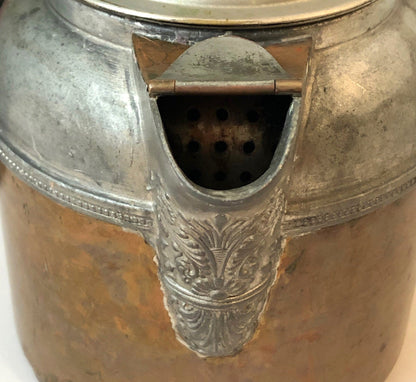 Cafetière ancienne en cuivre et étain. Modèle Manning Bowman avec couvercle, bec et anse ornés. Accessoire de cinéma ou de photographie.