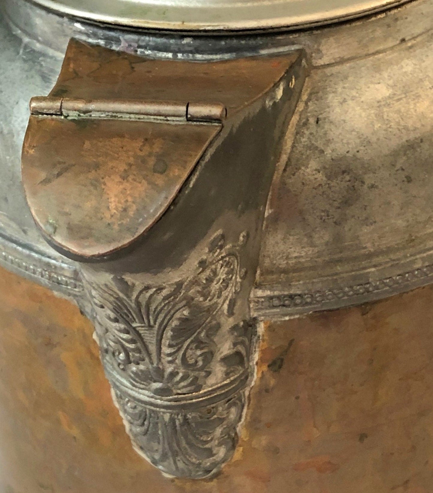 Cafetière ancienne en cuivre et étain. Modèle Manning Bowman avec couvercle, bec et anse ornés. Accessoire de cinéma ou de photographie.