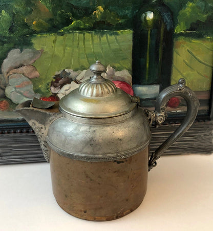 Cafetière ancienne en cuivre et étain. Modèle Manning Bowman avec couvercle, bec et anse ornés. Accessoire de cinéma ou de photographie.