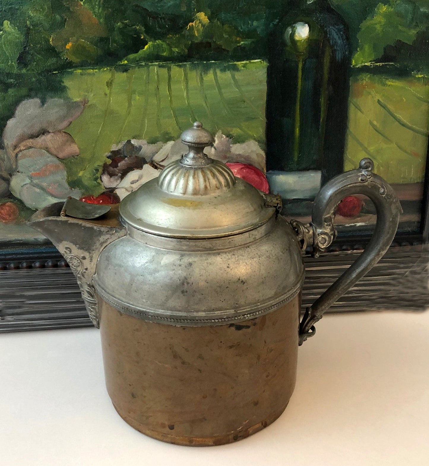 Cafetière ancienne en cuivre et étain. Modèle Manning Bowman avec couvercle, bec et anse ornés. Accessoire de cinéma ou de photographie.