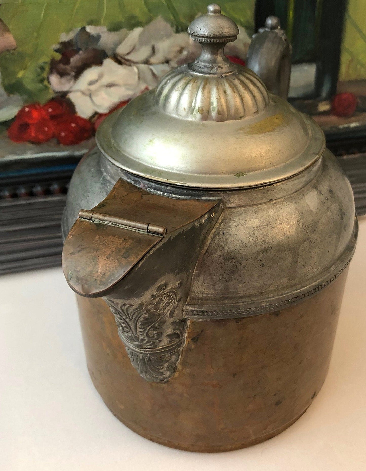 Cafetière ancienne en cuivre et étain. Modèle Manning Bowman avec couvercle, bec et anse ornés. Accessoire de cinéma ou de photographie.