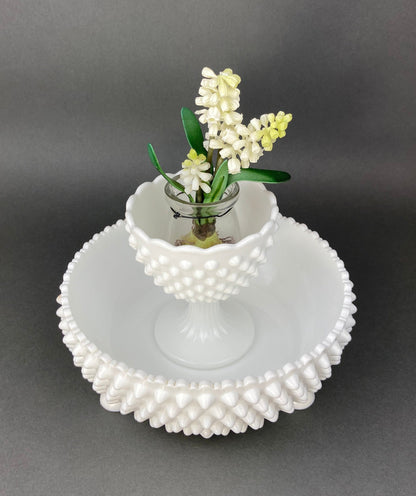 Cuenco de vidrio con base de leche. Plato para dulces con motivo de uvas y borde con volantes. Centro de mesa blanco. Plato para baratijas. Decoración para baño y dormitorio.