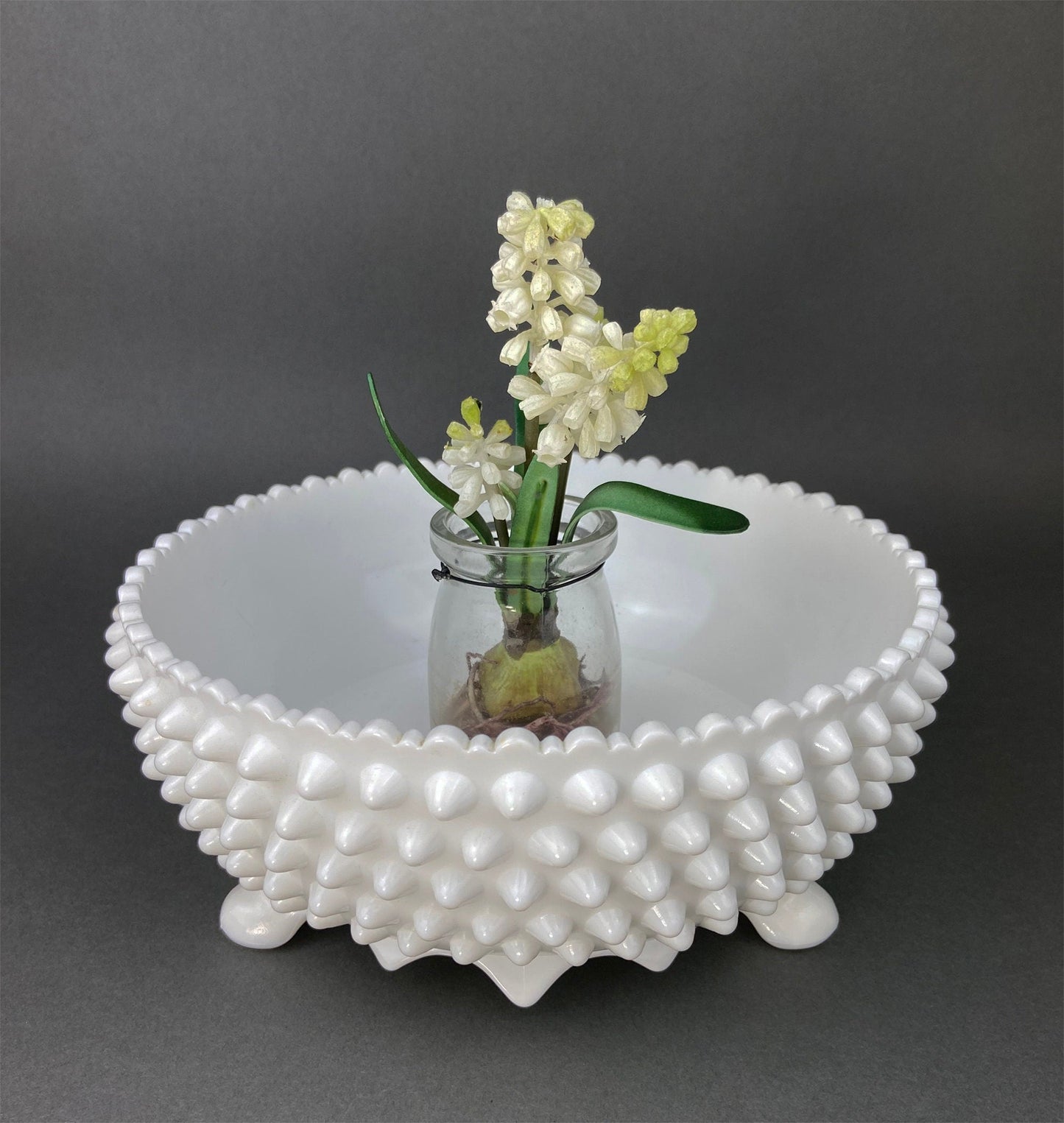 Cuenco de vidrio con base de leche. Plato para dulces con motivo de uvas y borde con volantes. Centro de mesa blanco. Plato para baratijas. Decoración para baño y dormitorio.