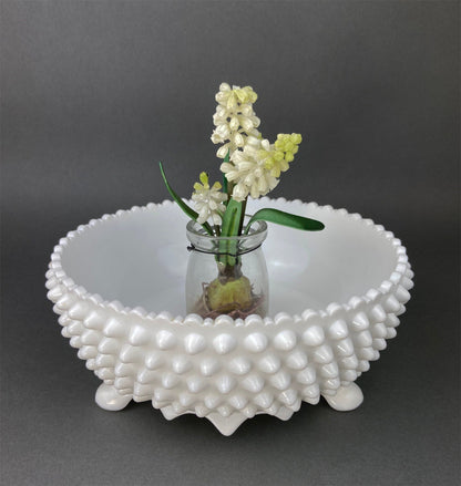 Cuenco de vidrio con base de leche. Plato para dulces con motivo de uvas y borde con volantes. Centro de mesa blanco. Plato para baratijas. Decoración para baño y dormitorio.