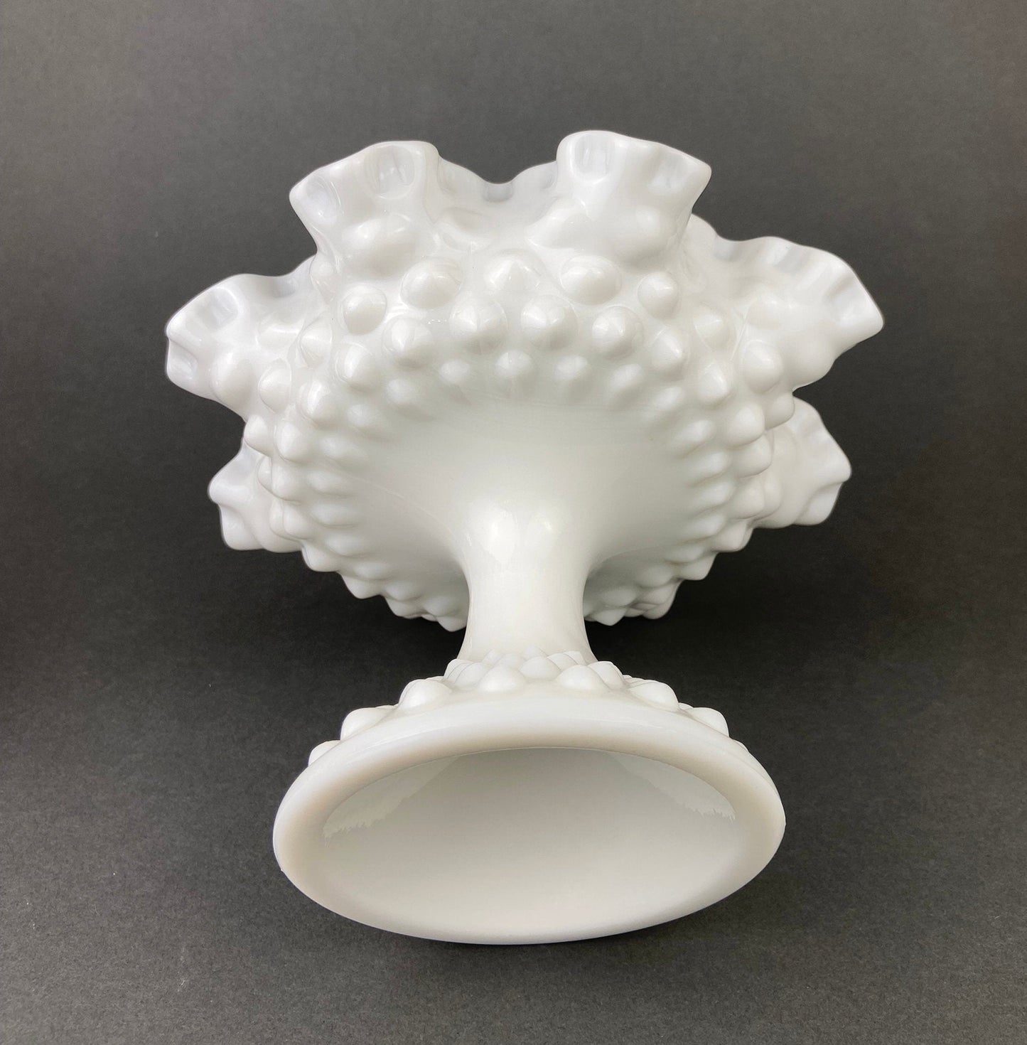 Dulcera de cristal con borde ondulado. Plato vintage blanco para baratijas. Cuenco con base y motivo floral.