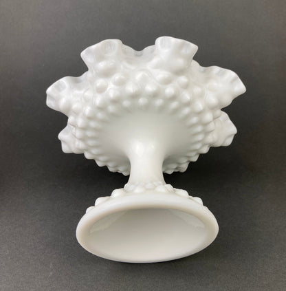 Dulcera de cristal con borde ondulado. Plato vintage blanco para baratijas. Cuenco con base y motivo floral.