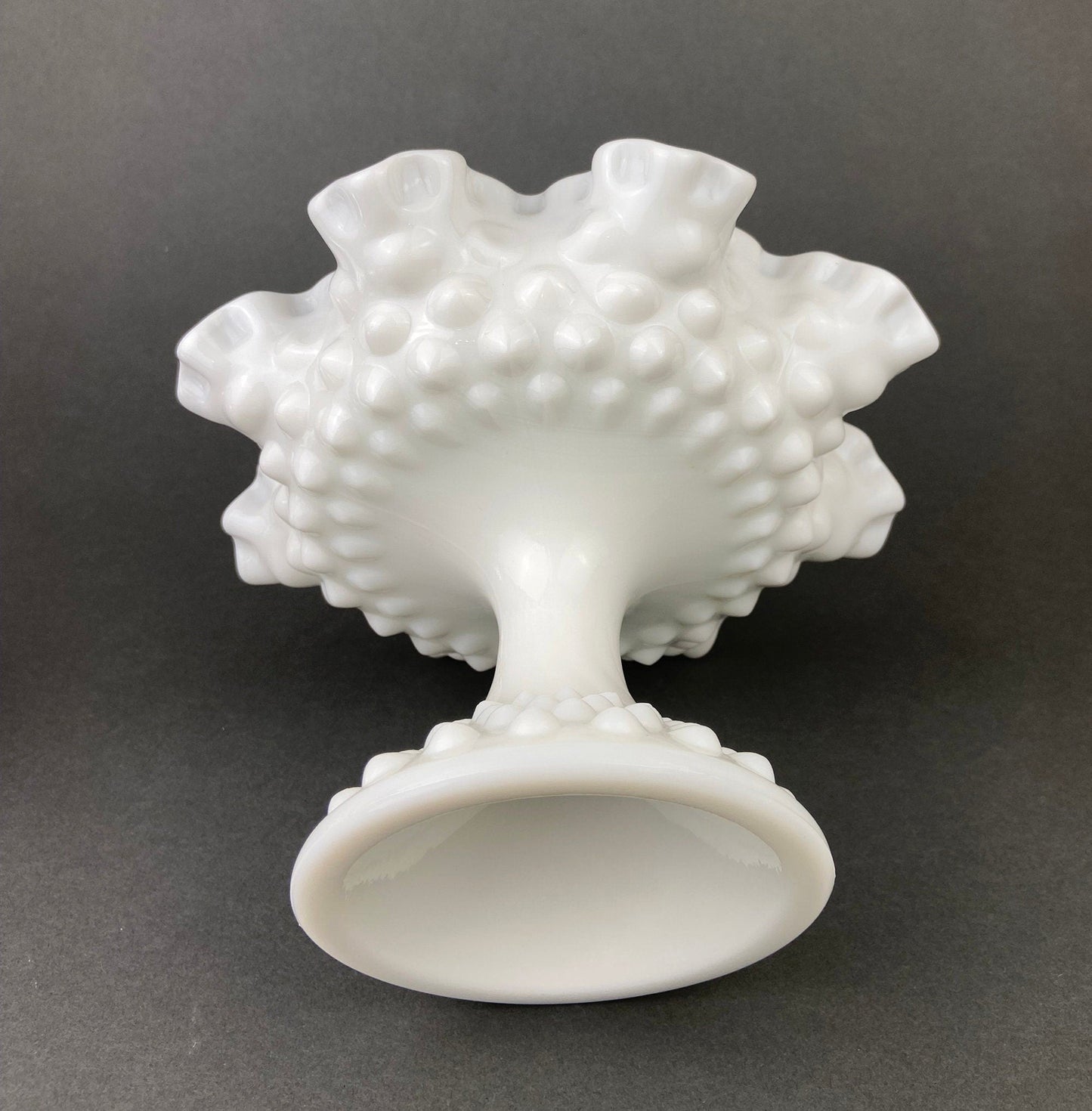 Plato para dulces Fenton de vidrio con leche y borde ondulado. Plato vintage con tachuelas. Cuenco blanco con base.