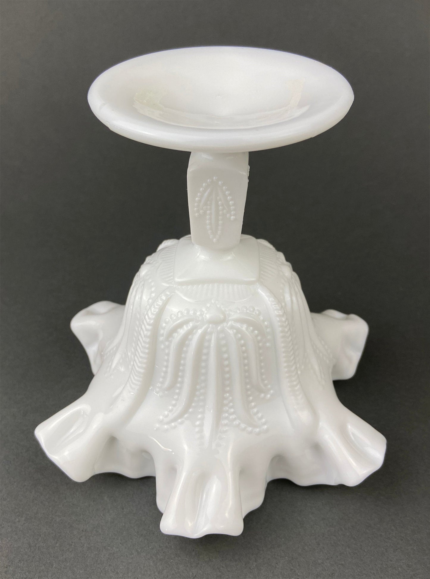 Dulcera de cristal con borde ondulado. Plato vintage blanco para baratijas. Cuenco con base y motivo floral.