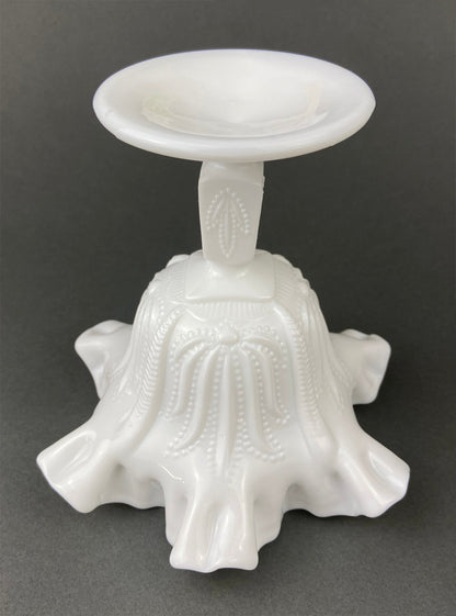 Dulcera de cristal con borde ondulado. Plato vintage blanco para baratijas. Cuenco con base y motivo floral.