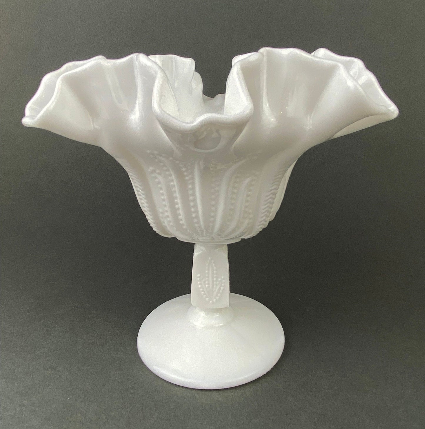 Dulcera de cristal con borde ondulado. Plato vintage blanco para baratijas. Cuenco con base y motivo floral.